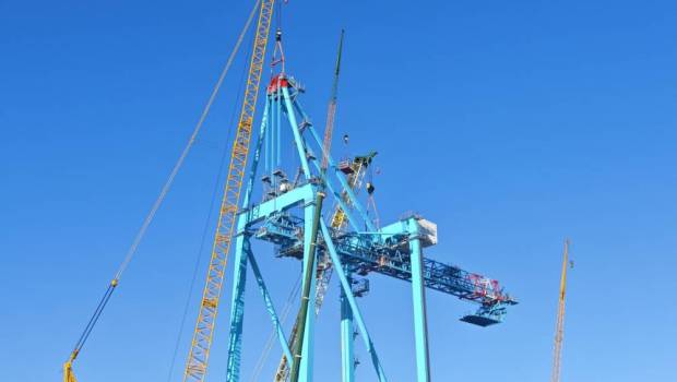 Deux nouvelles grues Liebherr installées avec précision au port de Valence