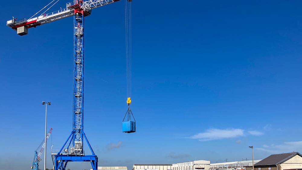 Une grue Potain redessine le paysage industriel du port de Saint-Nazaire
