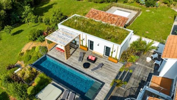 Une toiture végétalisée aux allures de prairie fleurie à Biarritz
