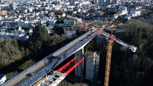 La grue Fibre Liebherr à l'œuvre sur le futur pont tramway de Brest