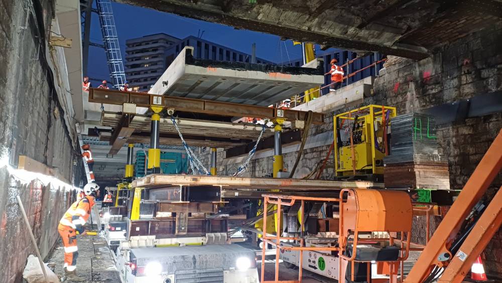 Mediaco Heavy Lift réussit une première mondiale dans le levage ferroviaire.