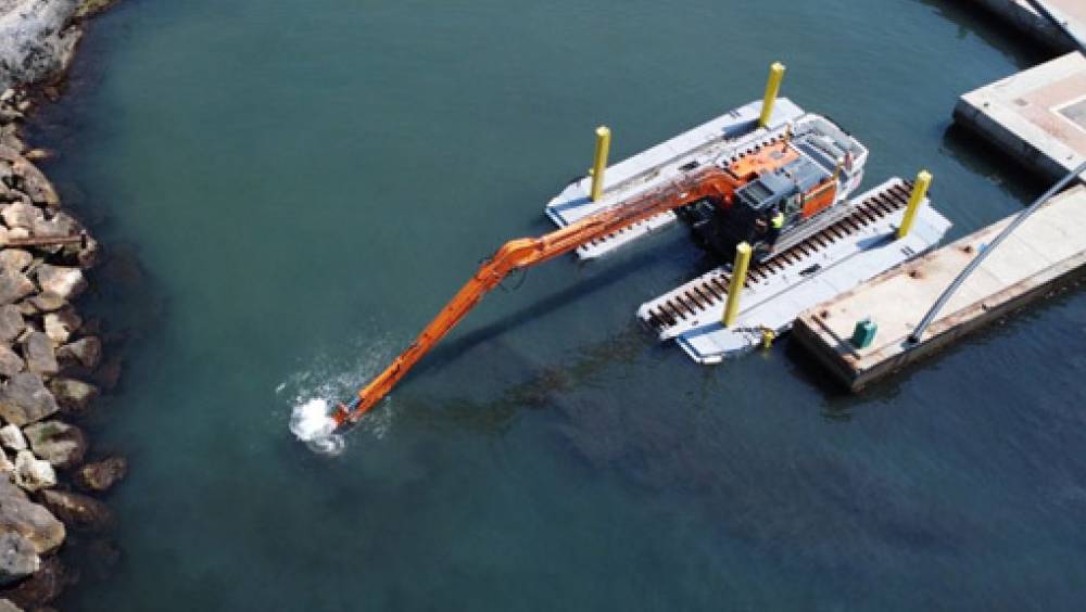 Aux Antilles, une pelle amphibie Big Float Remu gère les sargasses