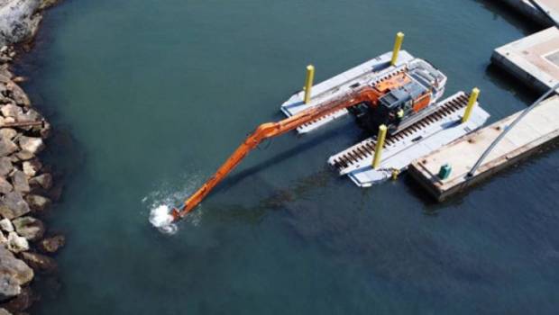 Aux Antilles, une pelle amphibie Big Float Remu gère les sargasses