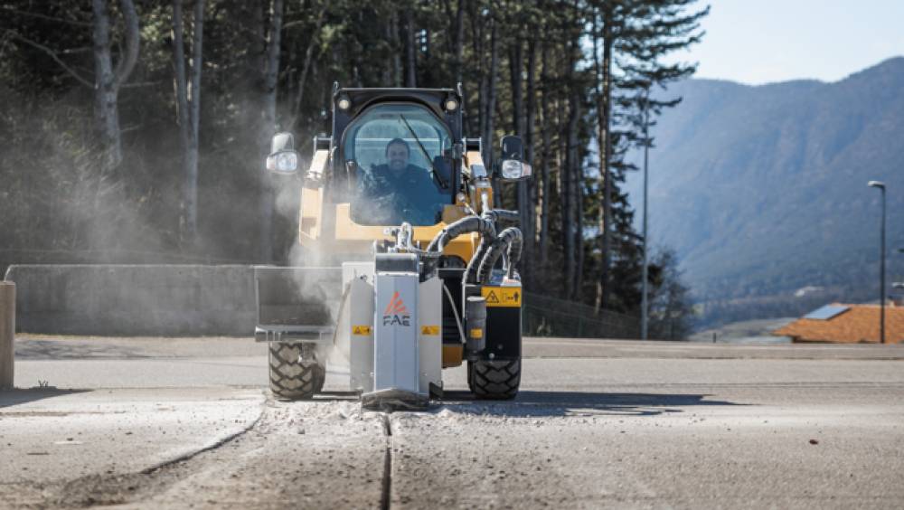 Une scie à rocher FAE pour chargeuses compactes de 50 à 75 ch