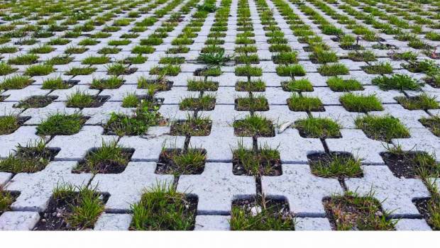 Alkern : des dalles drainantes en béton couvertes par des FDES