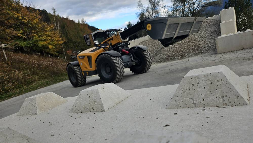 A Telfs en Autriche, Liebherr sort 14 télescopiques par jour, sur un seul poste