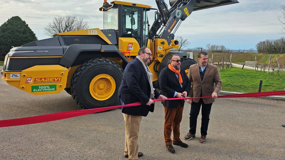 Roger Martin prend possession de la première chargeuse électrique Volvo L120 en France