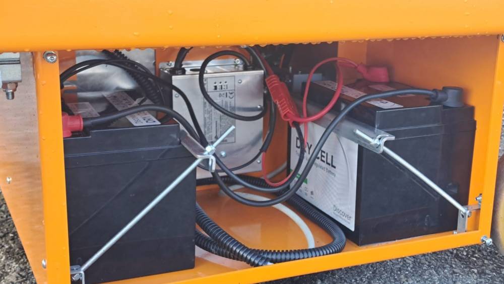 Les nacelles Axolift  low access entry  reçoivent des batteries de Discover Dry Cell AGM.