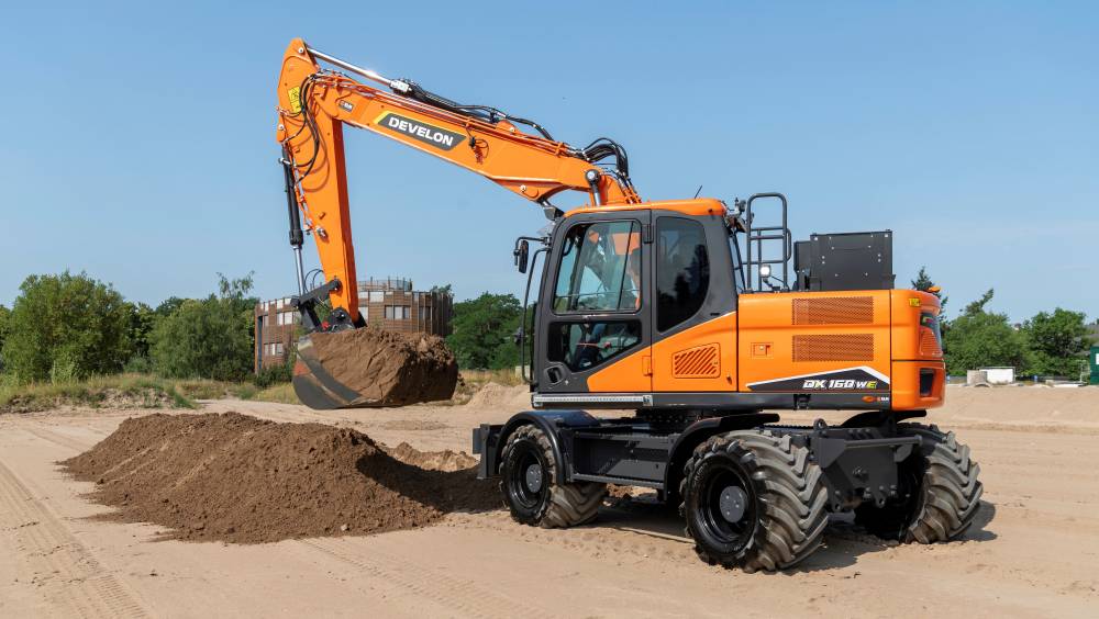 Pelles électriques, Develon persiste et signe