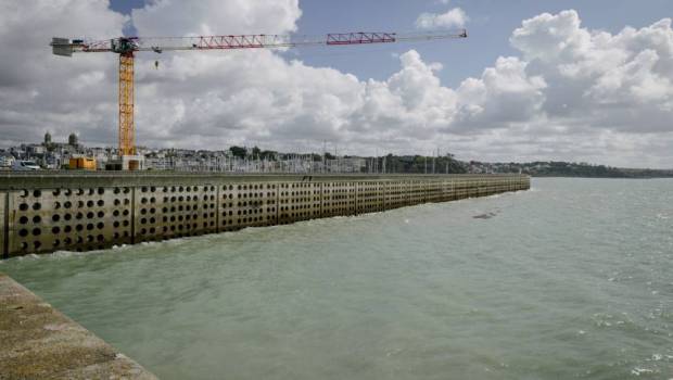 Sous la houle, le béton : la métamorphose de la digue du Hérel