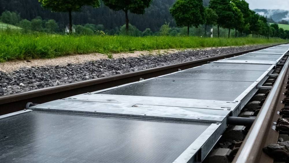 Le groupe SNCF s’associe à la start-up suisse Sun-Ways pour expérimenter la solarisation entre les rails    