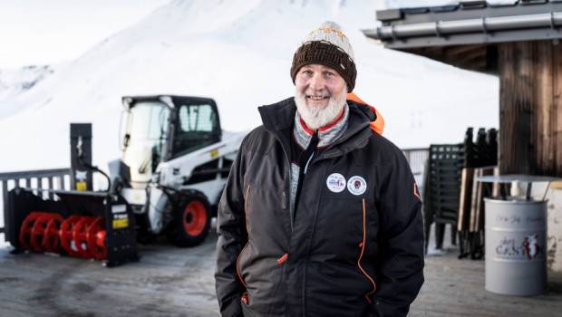  Chez Gaston , y a tout ce qu'il faut, même du Bobcat servi en terrasse au soleil