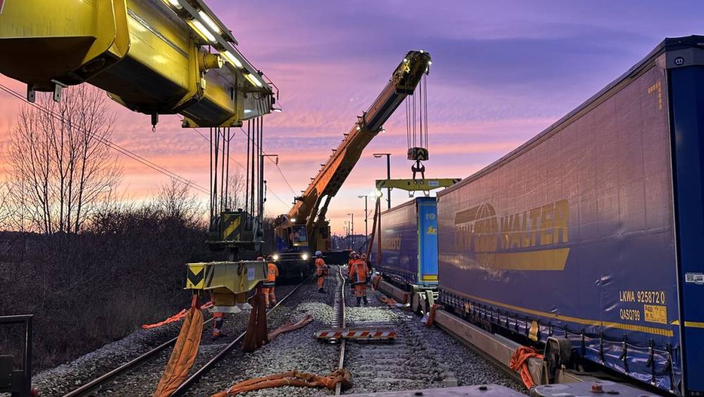 Déraillement de Normandie : les photos de la plus puissante grue ferroviaire mobilisée sur ce chantier