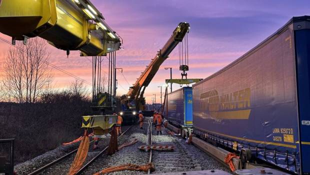 Déraillement de Normandie : les photos de la plus puissante grue ferroviaire mobilisée sur ce chantier