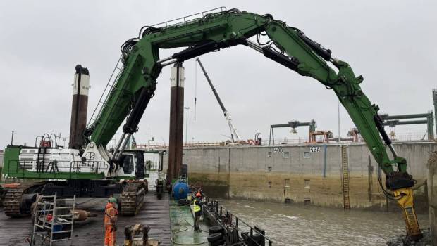 Une pelle de 320 t équipée d'un BRH Epiroc de 7 t en démolition de quai à Anvers