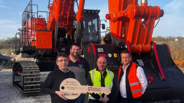 Une pelle de 120 t Hitachi dans les roches abrasives des Carrières Iribarren