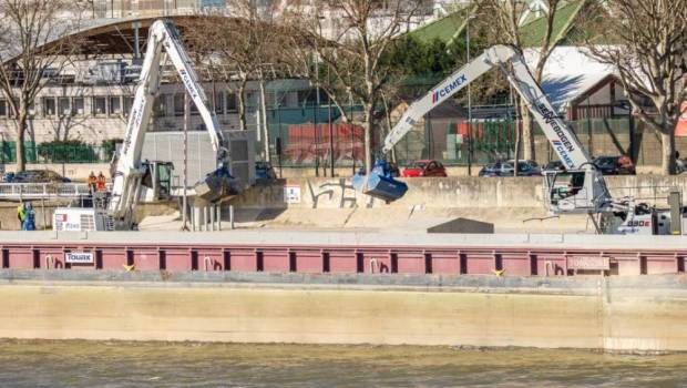 Cemex France introduit deux pelles Sennebogen électriques dans sa logistique fluviale parisienne