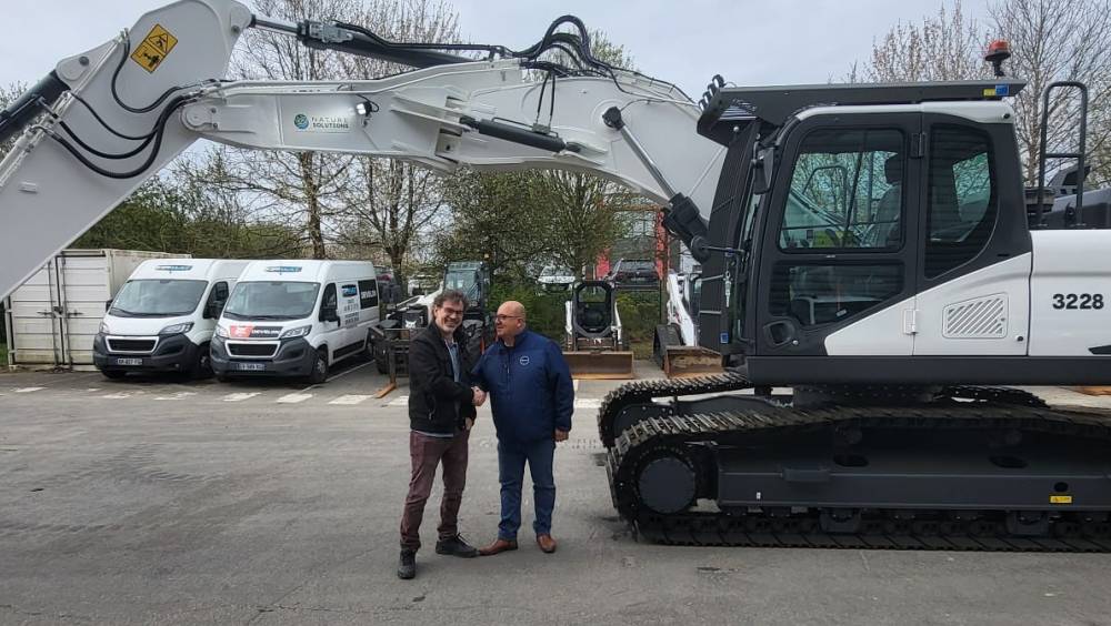 Tipmat place une 1ʳᵉ pelle Develon dans le groupe breton Landais