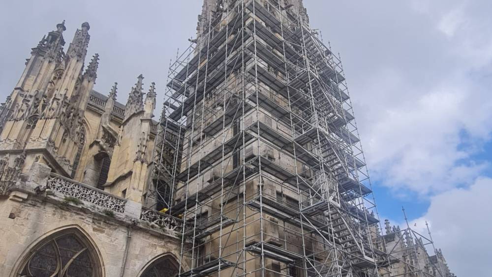 Tubesca-Comabi : des échafaudages à 54 m de haut pour l’église de Caudebec-en-Caux