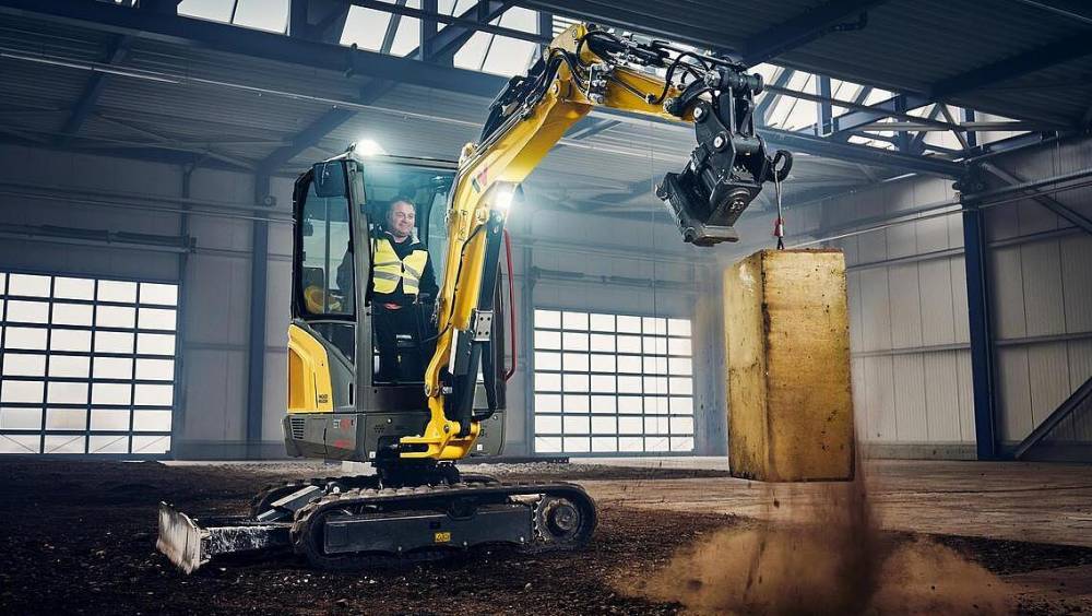 Combien peut réellement soulever une mini-pelle ?