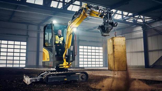 Combien peut réellement soulever une mini-pelle ?