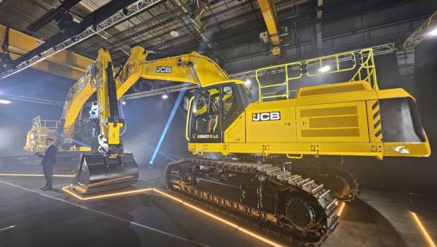 JCB dévoile deux pelles lourdes, une 42 t et une 53 t à châssis à voie variable
