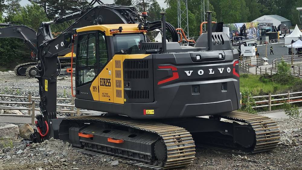 La pelle Volvo EC255  donne plus dans le même gabarit