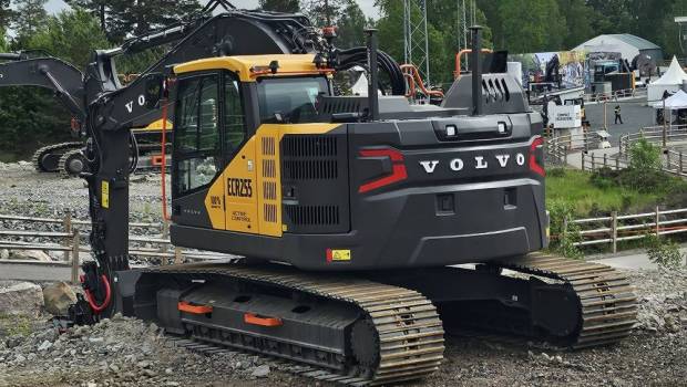 La pelle Volvo EC255  donne plus dans le même gabarit
