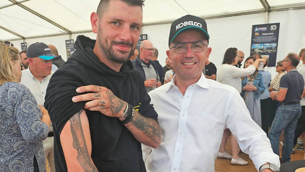 Tatoué Kobelco