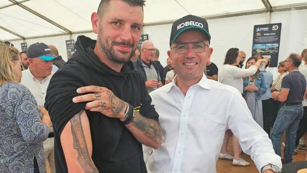 Tatoué Kobelco