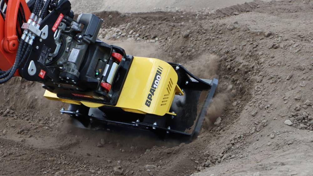 Bomag lance des plaques de compactage pour pelles