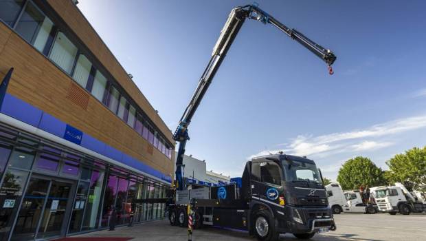 En première nationale, un tridem électrique Volvo 32 t équipé d'une grue Fassi de 80 tm