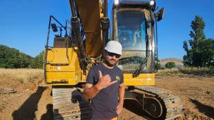 John, l'opérateur de THE MATOS teste pour BTPMAG la pelle CAT 325 à rayon court
