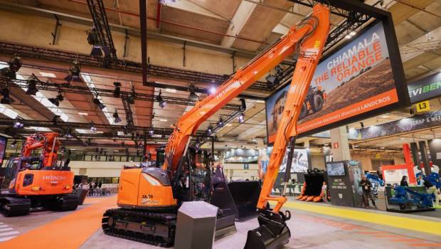 Dans la série des compactes à grand bras, Hitachi présente la ZX95US-7 SLF