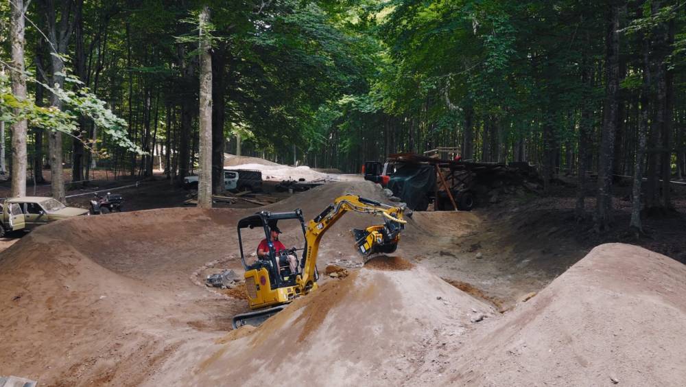 MB Crusher façonne les sentiers VTT de demain