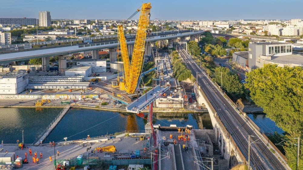 Des tabliers de 250 tonnes suspendus dans le vide pour remplacer un pont ferroviaire centenaire