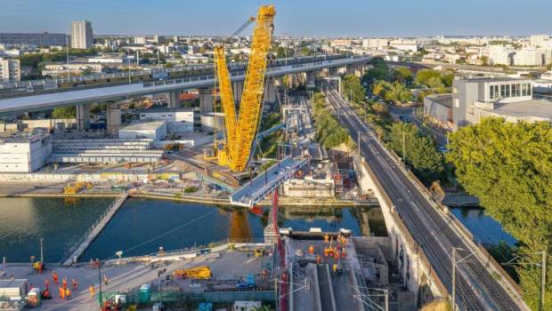 Des tabliers de 250 tonnes suspendus dans le vide pour remplacer un pont ferroviaire centenaire