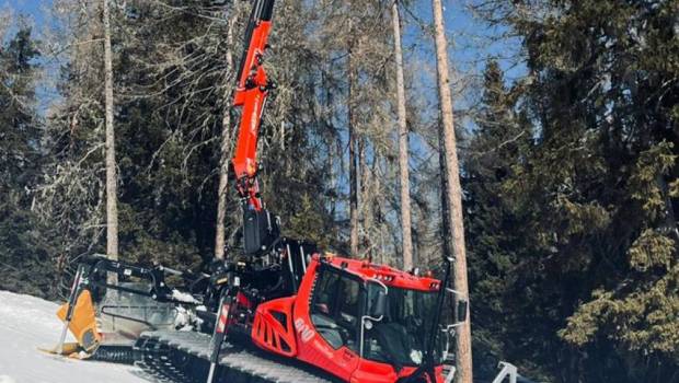 Une grue Tadano PM 18 SP sur dameuse pour la maintenance des canons à neige de Kronplatz