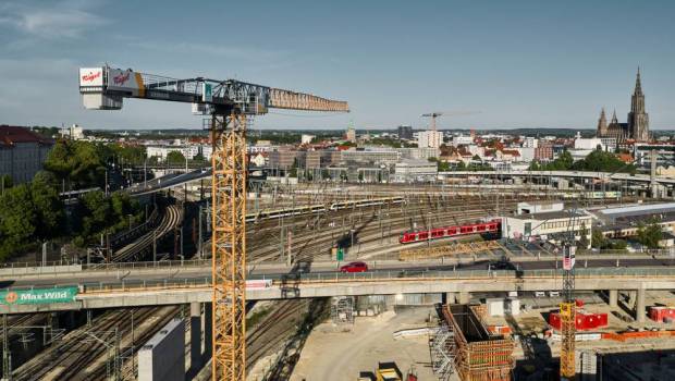 Au-dessus de 14 voies ferrées, Liebherr relève le défi du nouveau pont d’Ulm