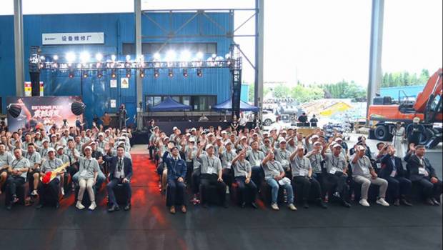 Develon lance sa nouvelle pelle sur pneus électrique DX150WE Plus en Chine