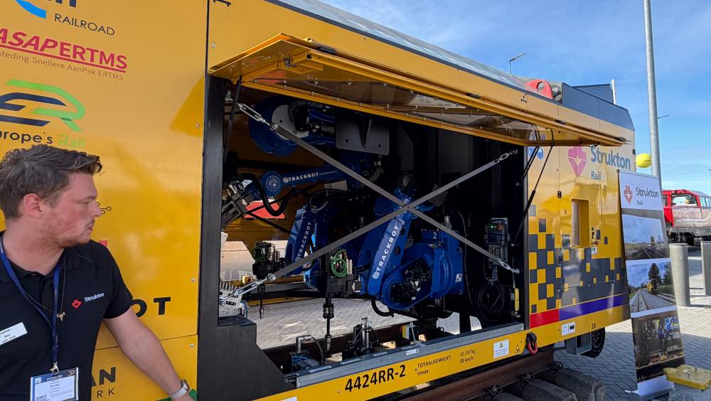 [En image] A InnoTrans, un véhicule spécialisé dans la pose des balises ETCS