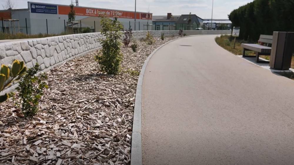 Vire-Normandie : une glissière en béton innovante pour sécuriser la nouvelle voie verte du parc Le Gast