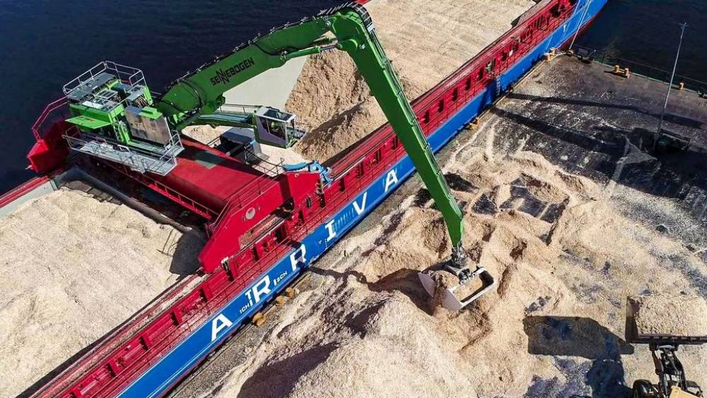 Sennbogen embarque à bord du MV Nor Viking pour charger et décharger sans grue portuaire