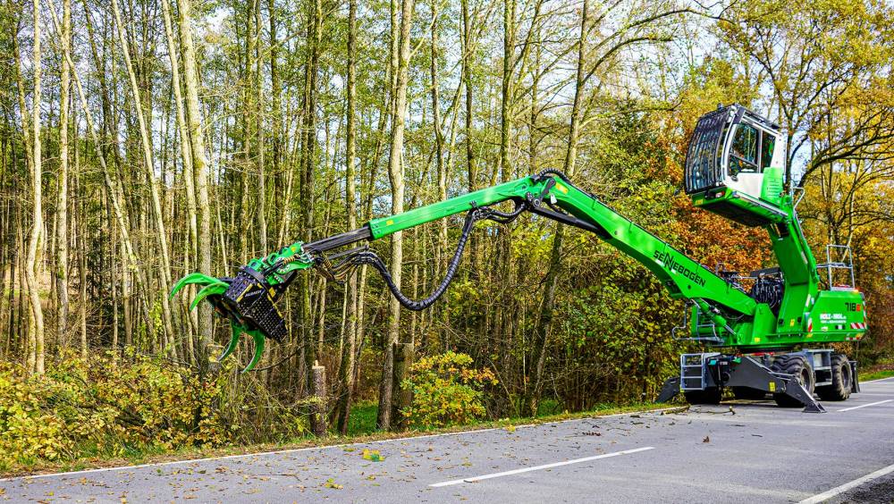 Une pelle sur pneus à bras télescopique sécurise l'abattage  critique  d'arbres en Bavière