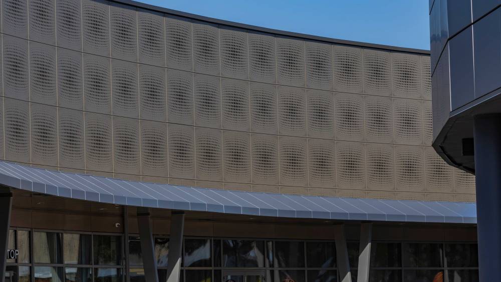 Blagnac : une façade à effet bombé pour le centre commercial La Colombière