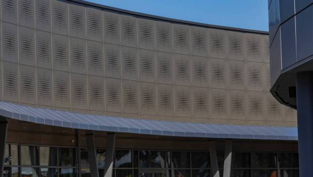 Blagnac : une façade à effet bombé pour le centre commercial La Colombière