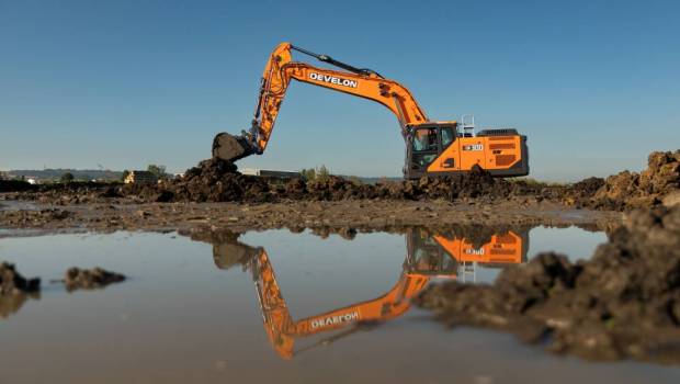 Pelle de 32 t : Develon déploie l'IA sur sa nouvelle DX300LC-9