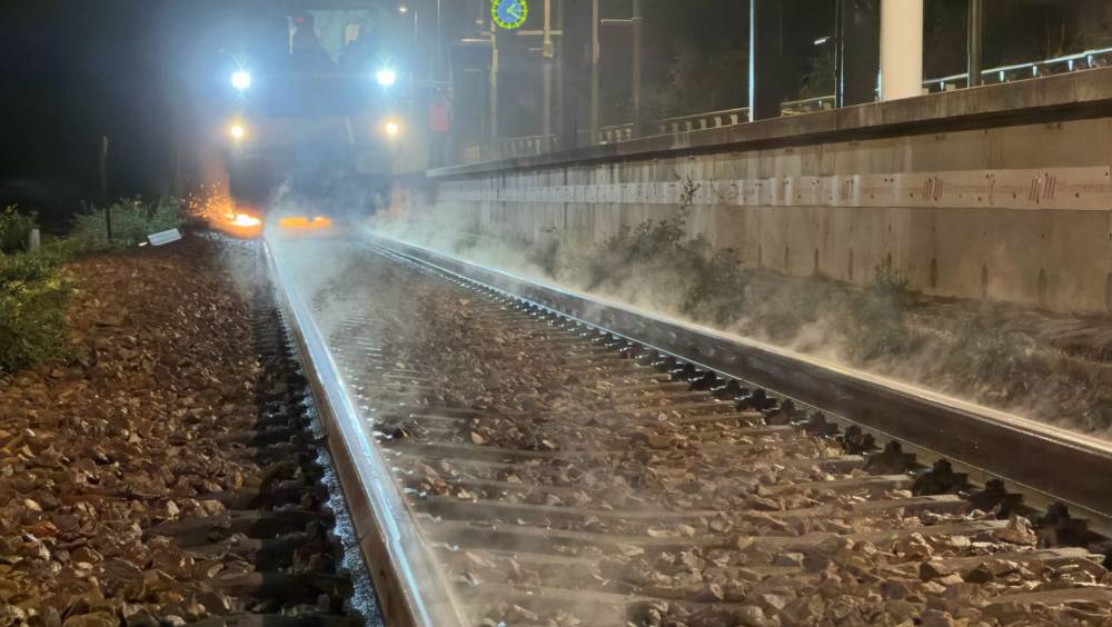 Maintenance ferroviaire : le train meuleur Grizzly 101 à l'œuvre sur l'axe Paris-Normandie