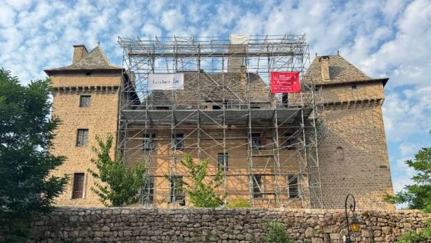 Des échafaudages de grande hauteur pour la restauration du château d’Entraygues-sur-Truyère